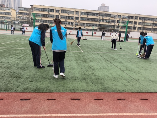 志愿学生打扫操场 (5).jpg