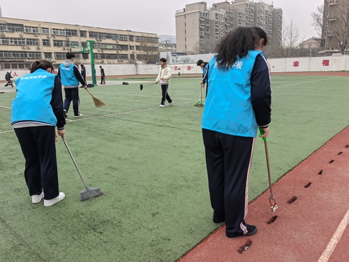 志愿学生打扫操场 (1).jpg