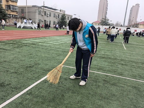 志愿学生打扫操场 (4).jpg