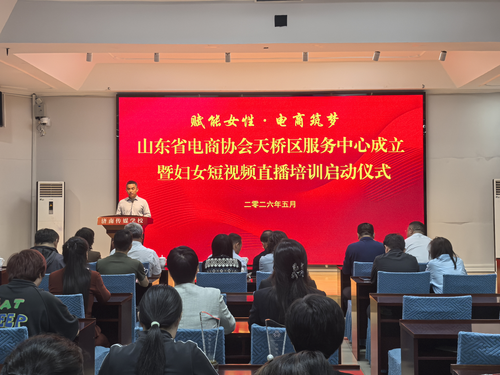 刘鹏主持.png
