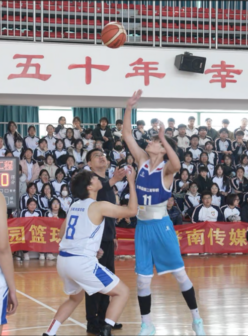 书记开球.png